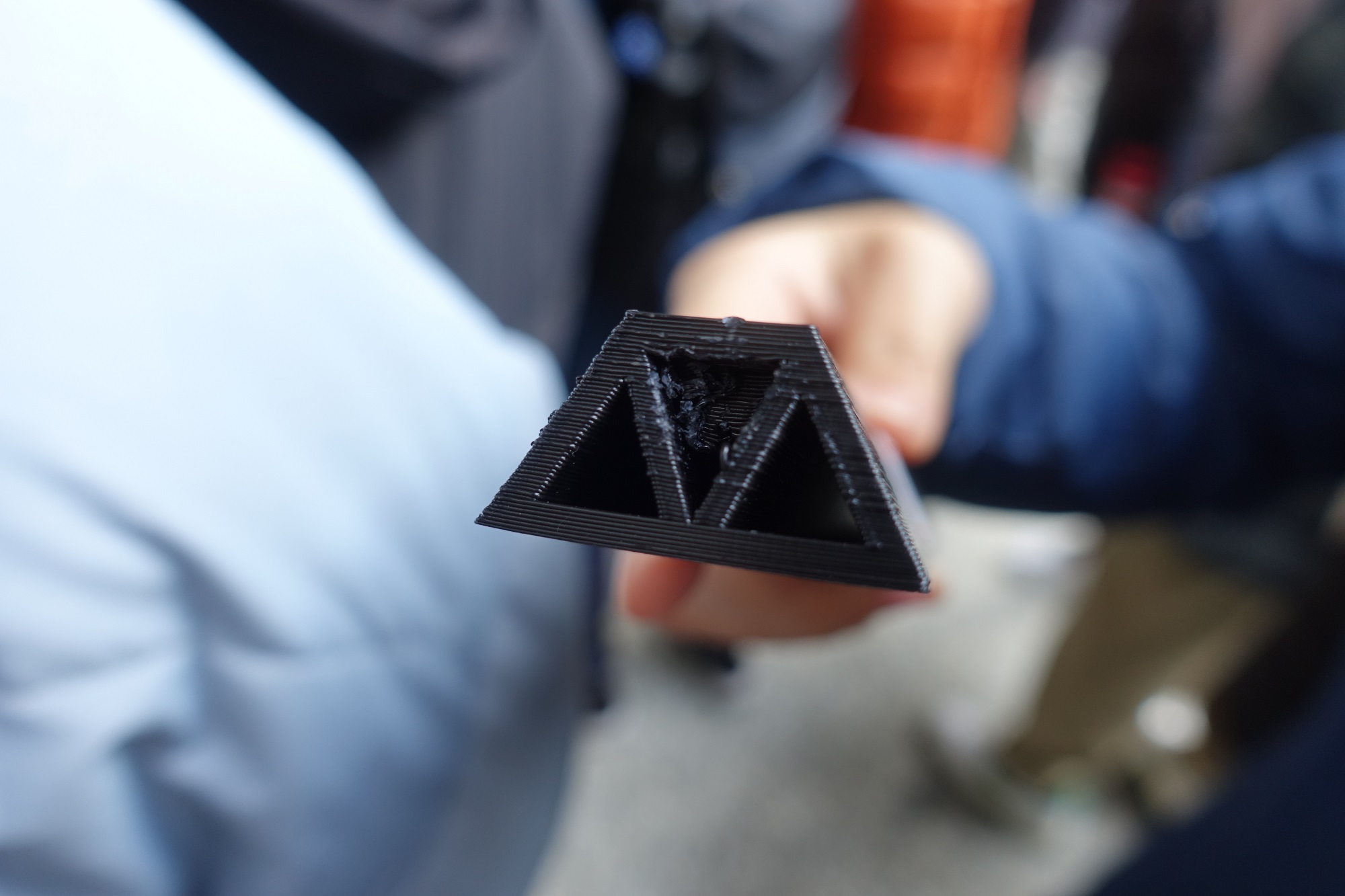 學生需組成一個三人團隊，共同發想結構的整體造型。