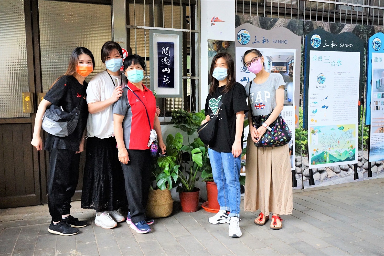 胡佩寰跟著中原師生推動大學社會責任的腳步上山下海，從八德霄裡、苗栗卓蘭到彰化埔鹽、最後回到家鄉龍潭持續耕耘。