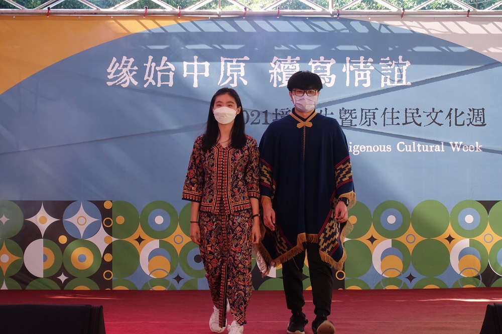 僑生聯誼會舉辦文物展【僑 · 憶】，將馬來西亞和印度尼西亞的傳統服裝及文物陳列在會場中