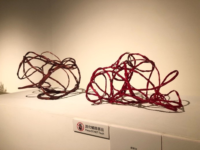 作品「纏繞」跳脫傳統，以竹條纏繞營造空間感