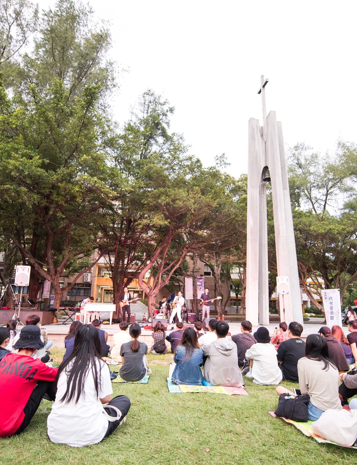 在這變動的時代中，不變的是中原大學對「全人教育」的堅持，而中原所培育的學生進入社會後也獲得各界相當好的口碑