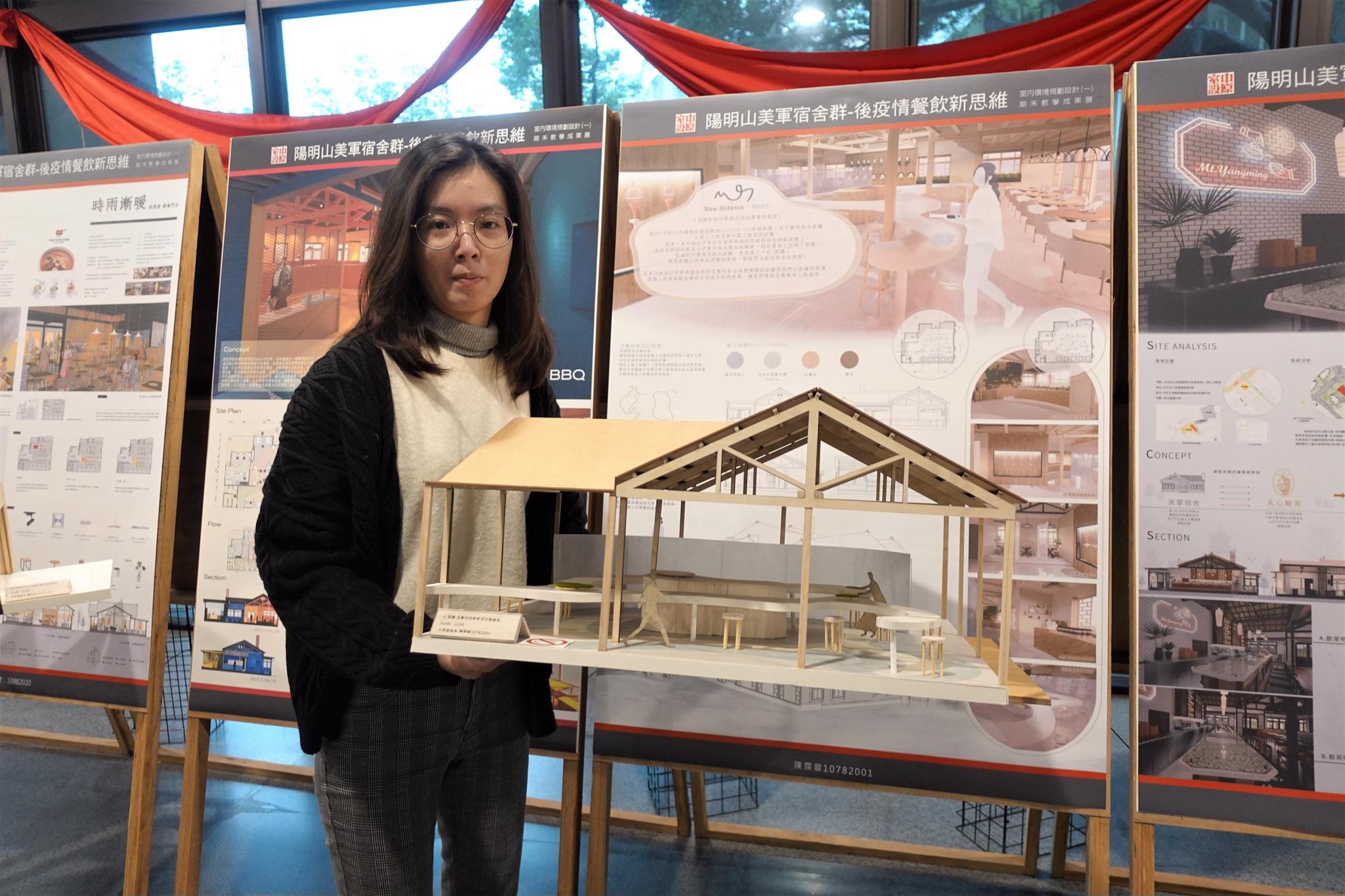 中原安排於學生「必經之地」展覽相對親民，聚集不同科系的學生欣賞