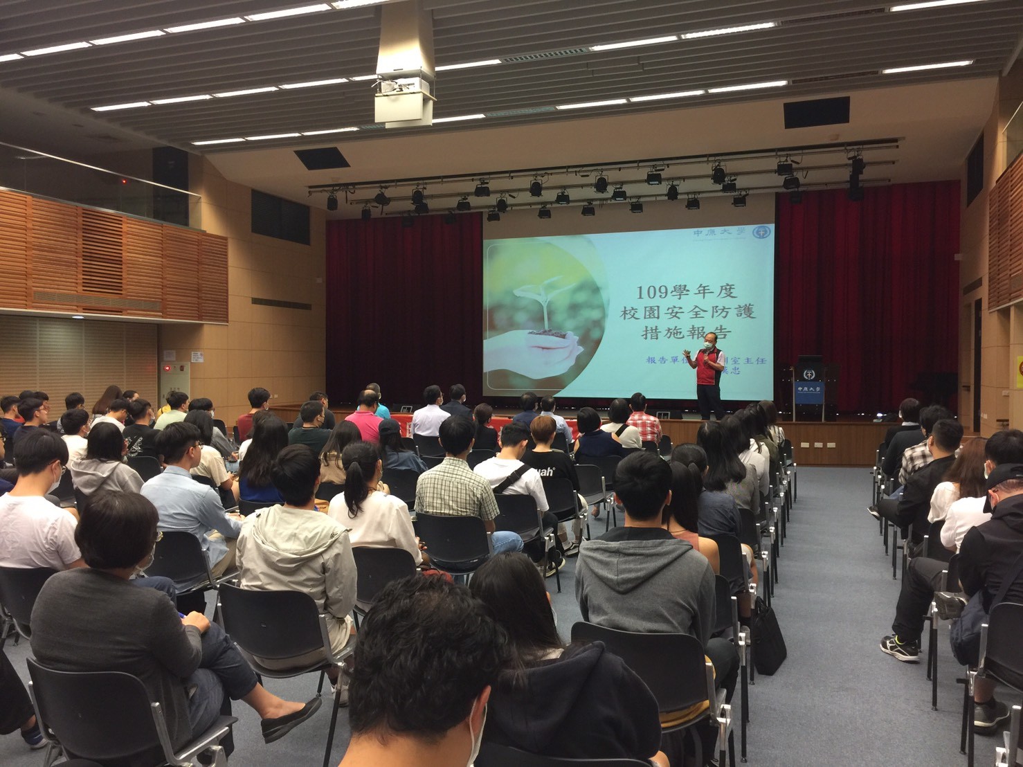 軍訓室總教官秦漢忠在會中指出，為加強校園安全防護，學校每年增設監視及夜間照明設備