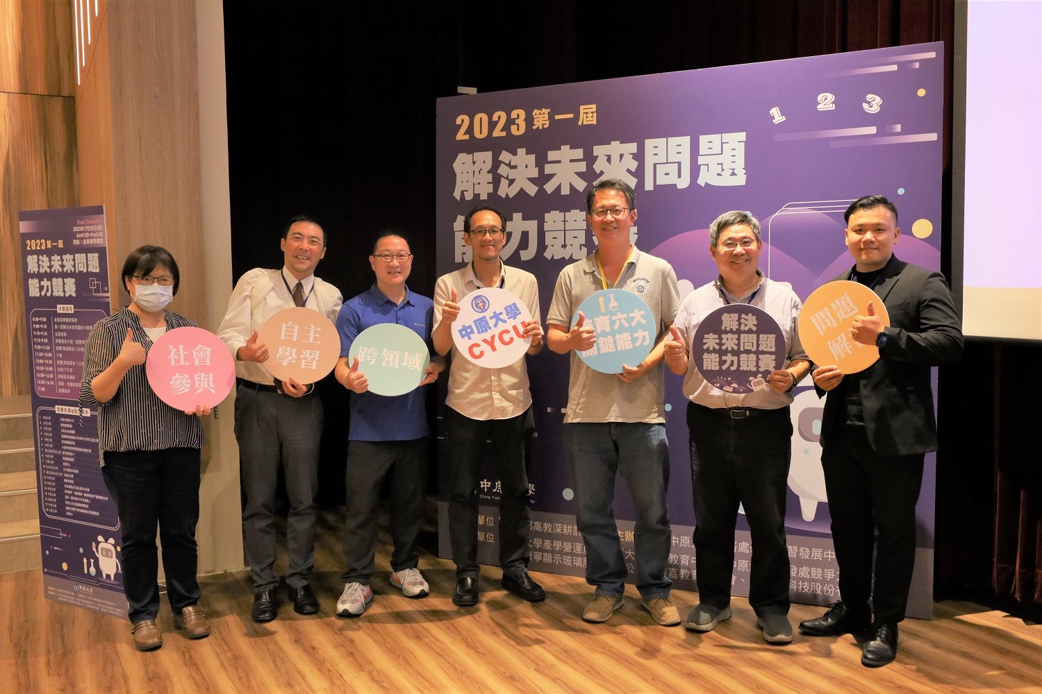 評審給予團隊們精闢的建議與評語，並引薦資源，期盼學生具體實現創意構想。