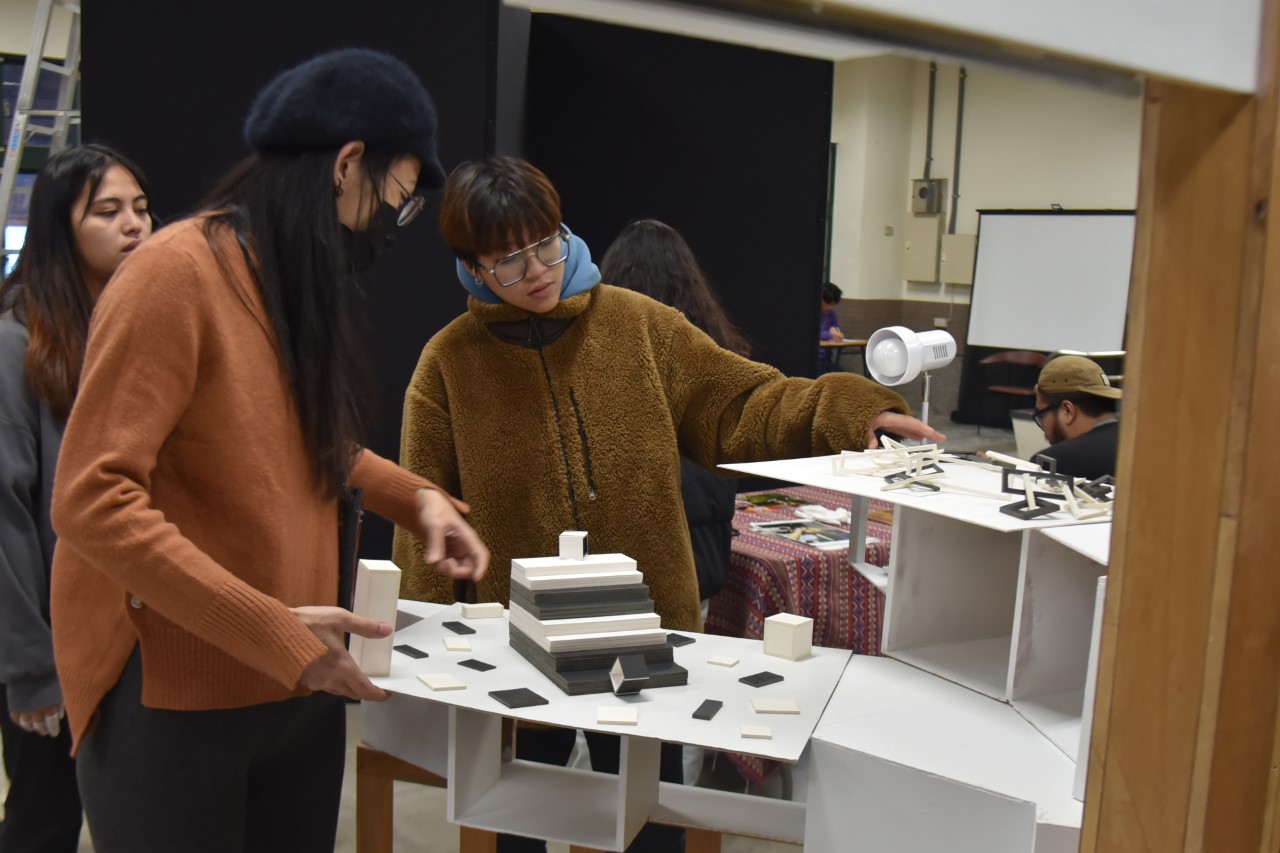 作品展可以提升跨年級的學習觀摩、相互激勵，提高凝聚力及學習意願