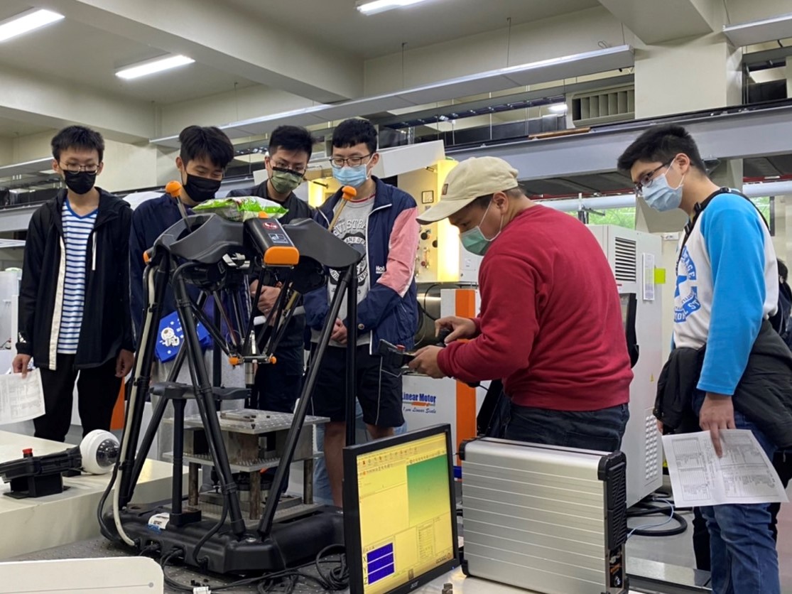 與奧地利恩格爾世界頂尖射出成型設備商進行技術合作，讓參與的學生除了累積專業技能外，同時也具備國際視野與競爭力。