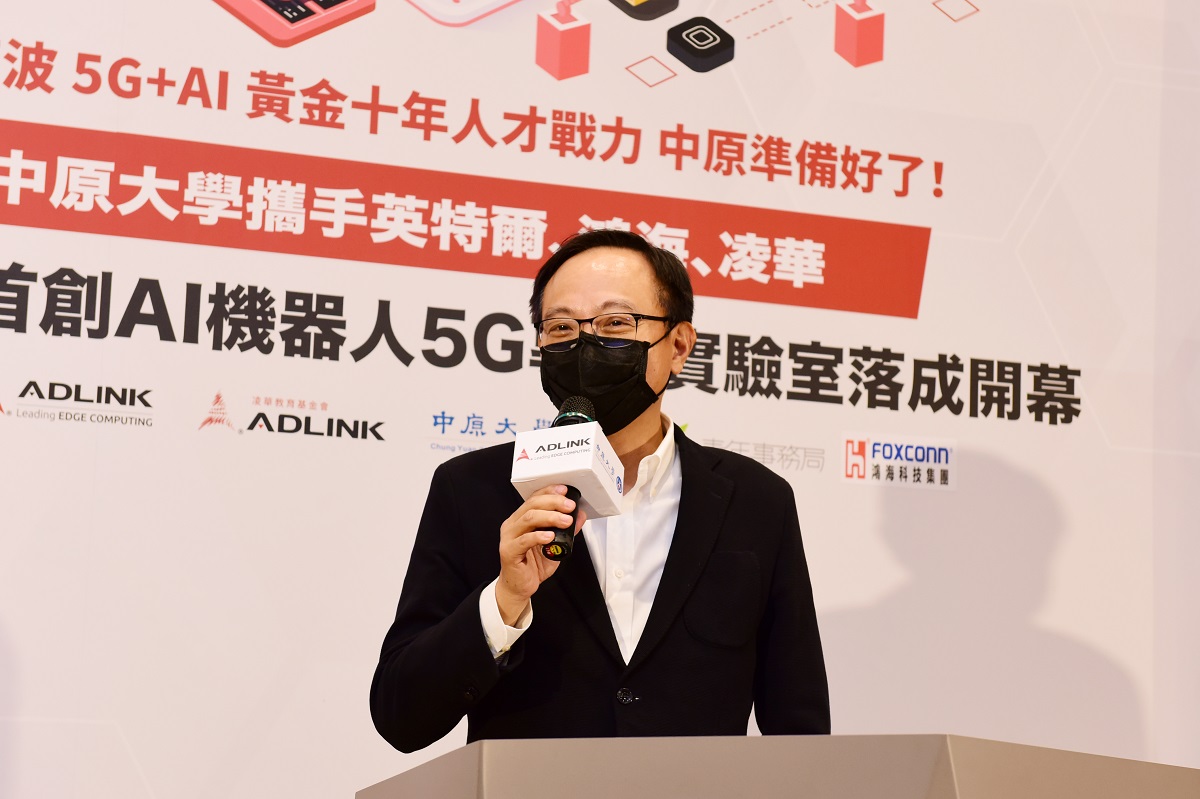 凌華科技董事長劉鈞說明，與母校中原大學的合作，未來逐步將合作模式推廣到其他大學