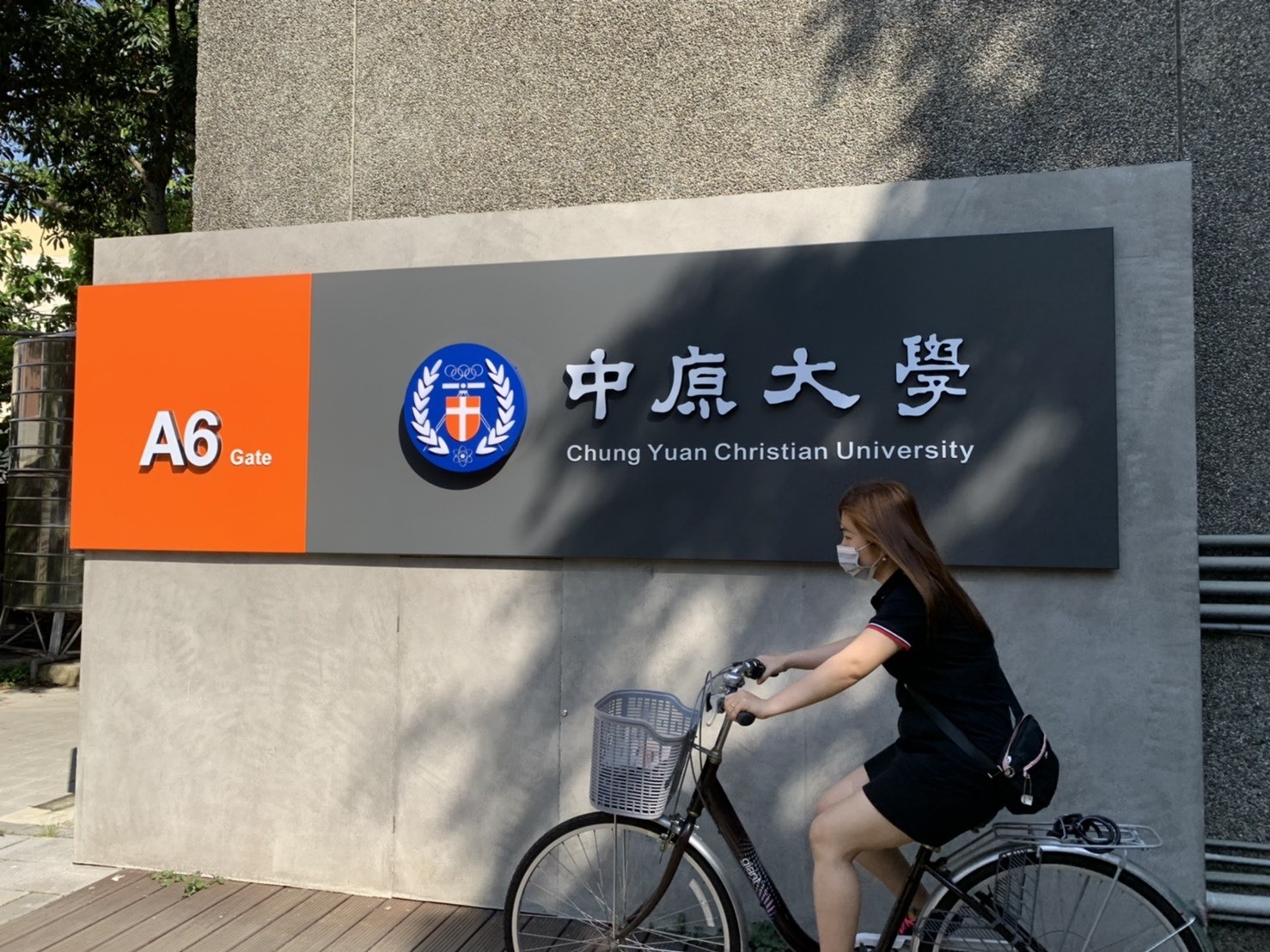 中原校園會發現各個出入口都有編號及嶄新的指標系統，是張光民學長向學校建議規劃的。