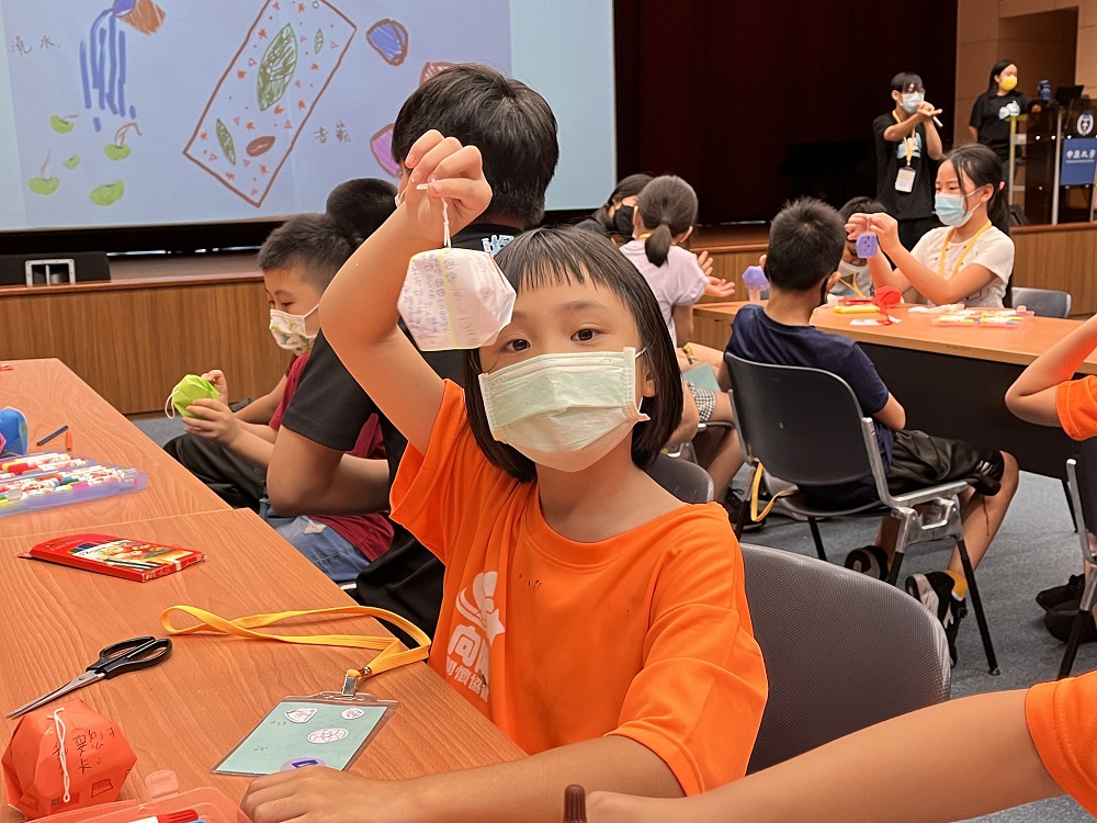 中原大學種籽團長期關懷新住民子女及弱勢孩童，進行課輔教學及主題營隊培養正向的心靈環境