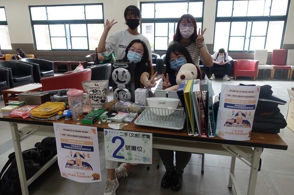 守護學校環境的環服團隊，除了現場販售物品外，還能用以物易物的方式換取所需用品。