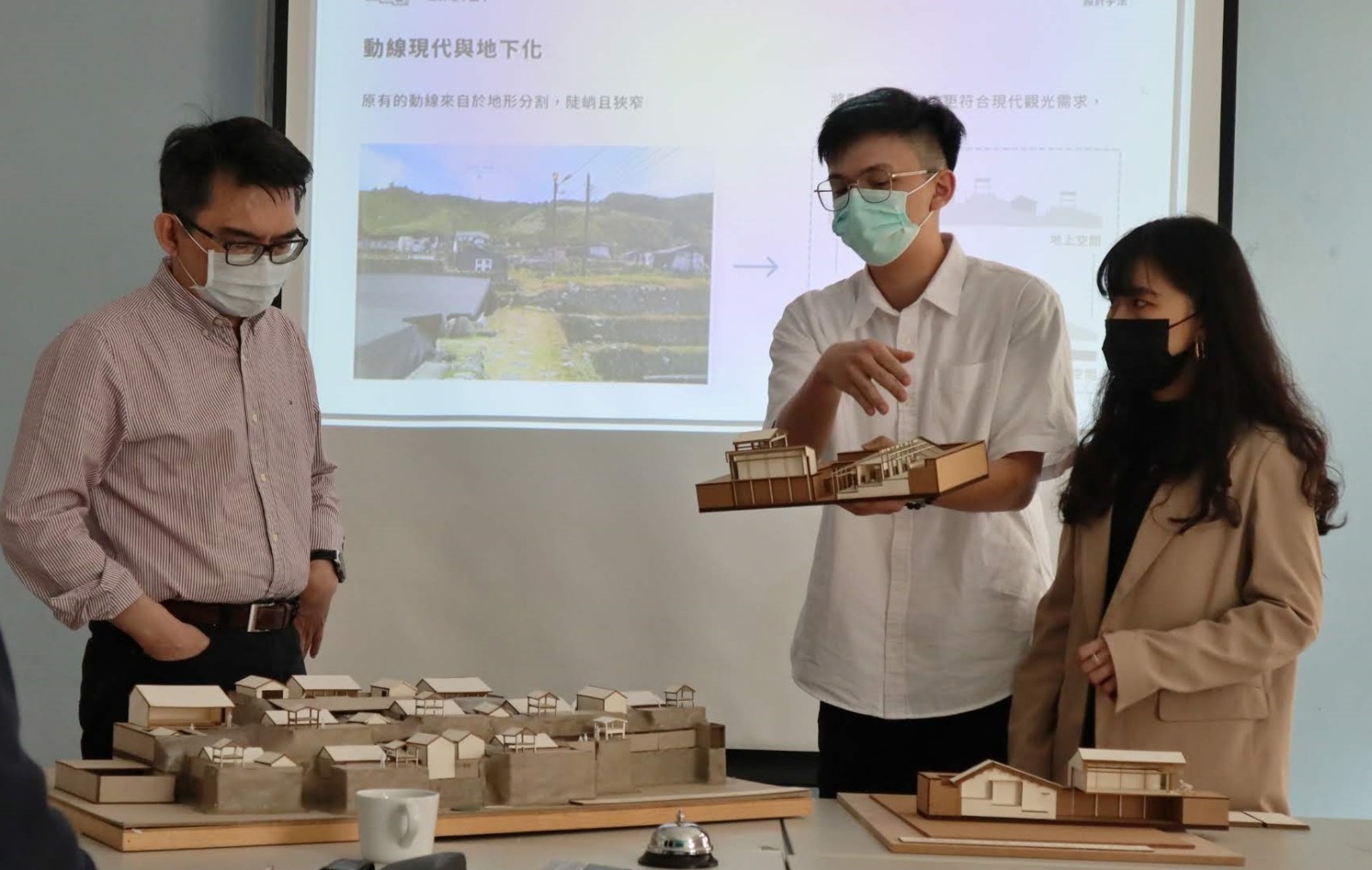 黃薰萱同學表示，由於兩人家庭背景都有經營旅館民宿的經驗，相似成長環境下感受到觀光產業帶給故鄉的繁華和極大變化