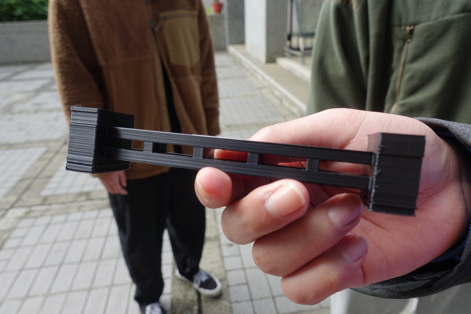 有些作品是具有Ｉ型截面的直梁、有的則以梯形剖面呈現