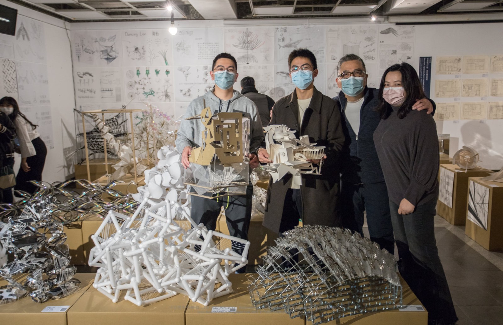 由於選用全金屬材質，在加工及大量製造上較為困難，多虧陳英峯老師指導用物理卡接方式