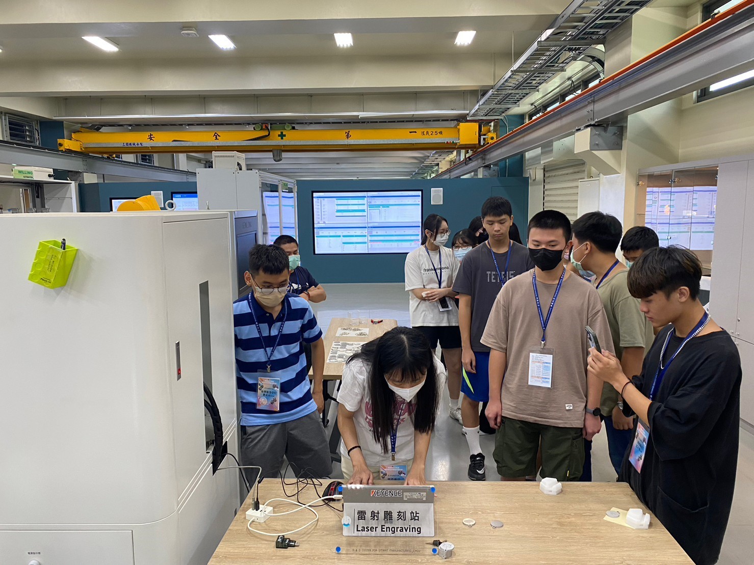 參與的高中生表示，透過親身實際操作射出機和客製化雷雕機，不僅豐富多元地吸收知識，更享受著親手製作的樂趣