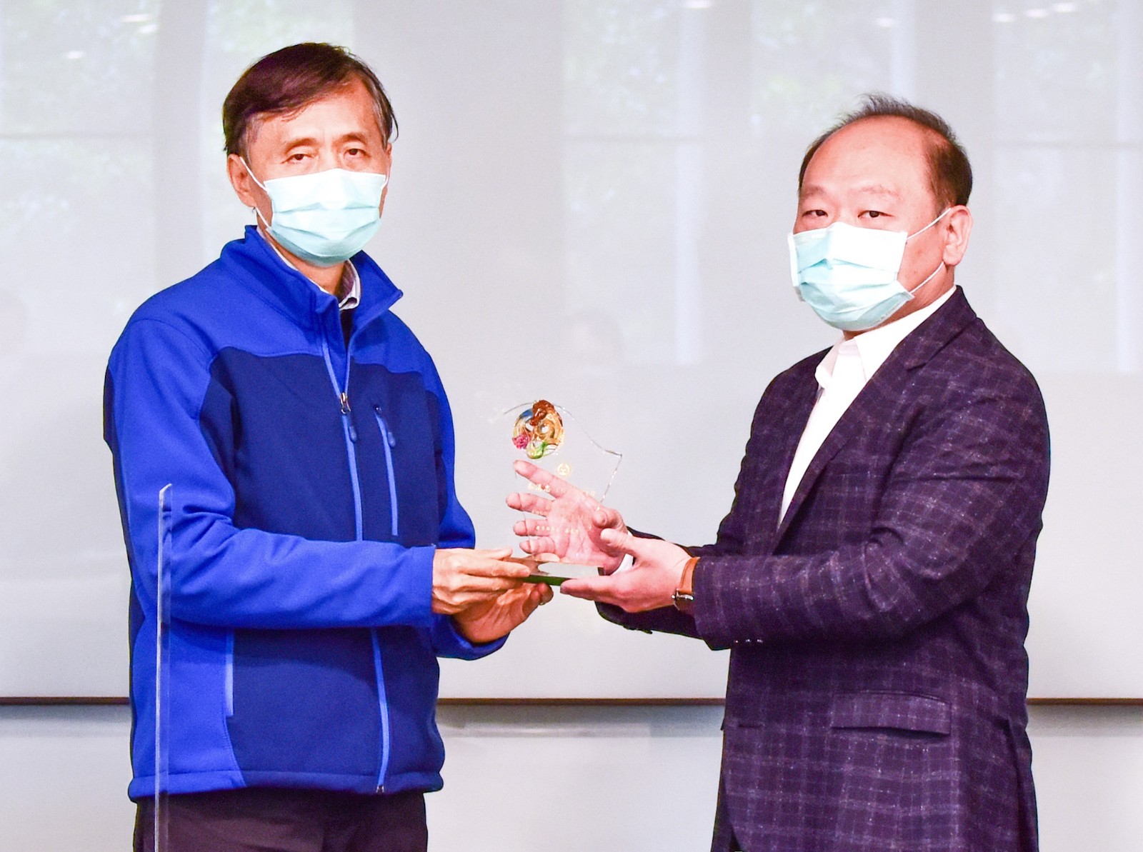 秦漢忠除了獲選北一區友善校園學輔主管，更一舉奪得全國「績優軍訓教官大專校院組傑出貢獻軍訓主管」
