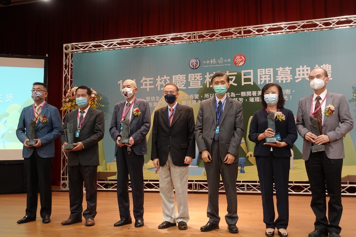 傑出校友卓越表現遍及國內外產官學界，李英明校長代表學校表達感謝與驕傲！