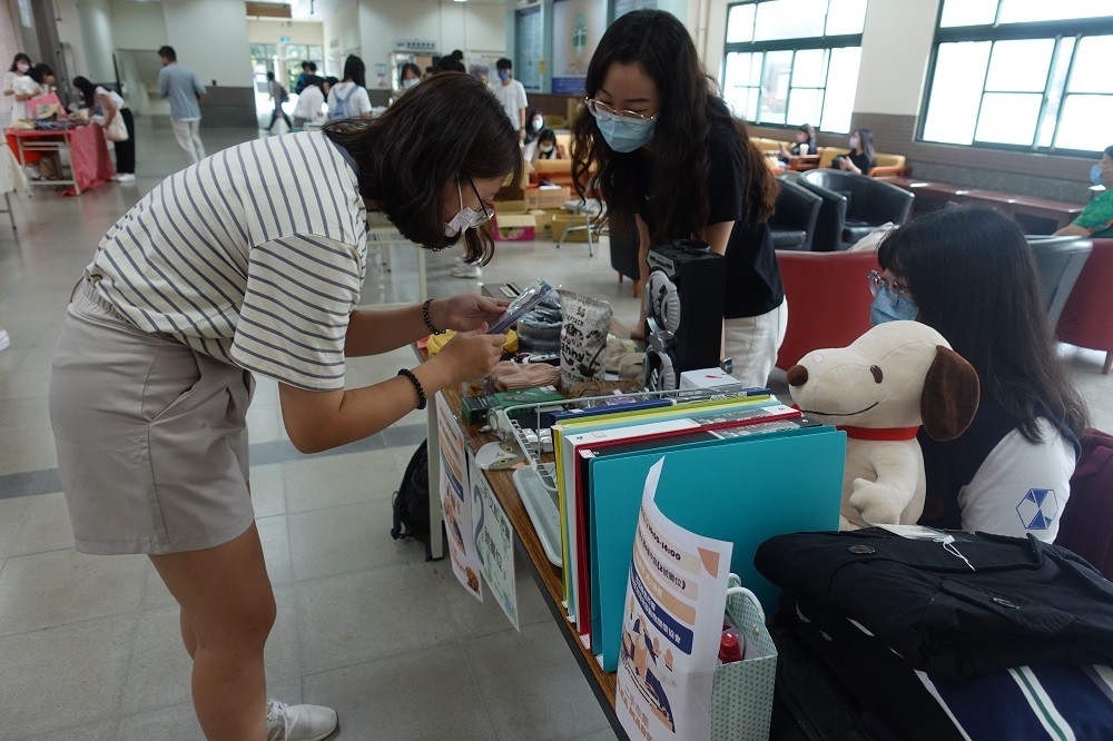 此次所得收益將全數捐給台灣收容動物關懷協會或學校弱勢助學金使用