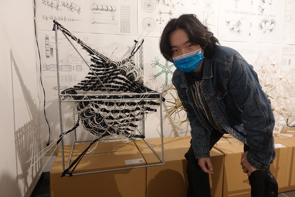 林軒宇同學以插釦、鬆緊帶、別針和塑料棒的心血。