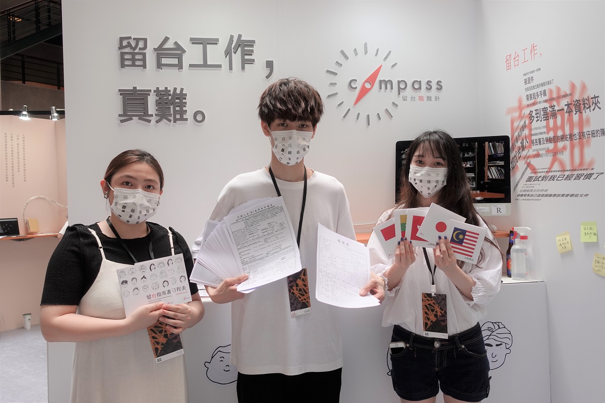 指導老師黃儀婷帶著學生召開緊急會議，決定返回學校、借用教學大樓中庭廣場進行展出！