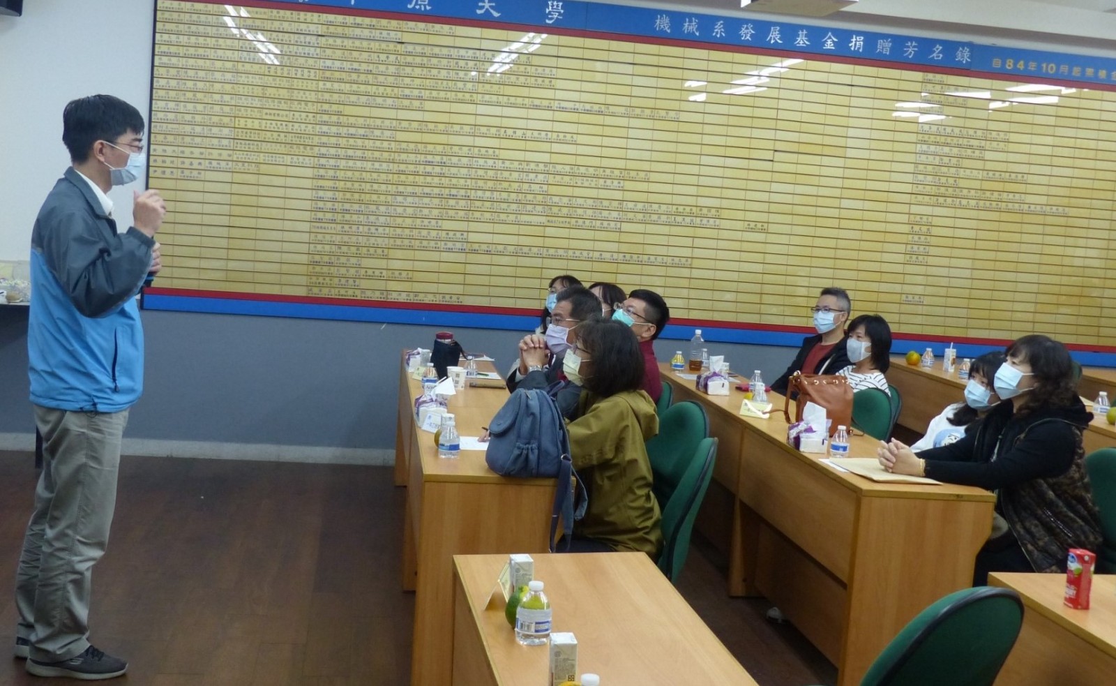 上午全校性座談會結束，家長前往各系參觀並與師長座談