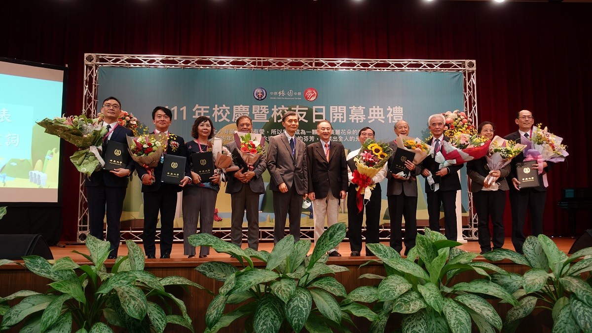 李校長親自頒發「傑出校友」榮譽，110年共計9位獲獎
