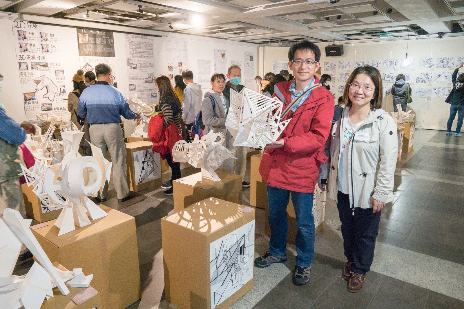 在建築系祐生館B1則展出建築系大一學生這三個月來的學習成果