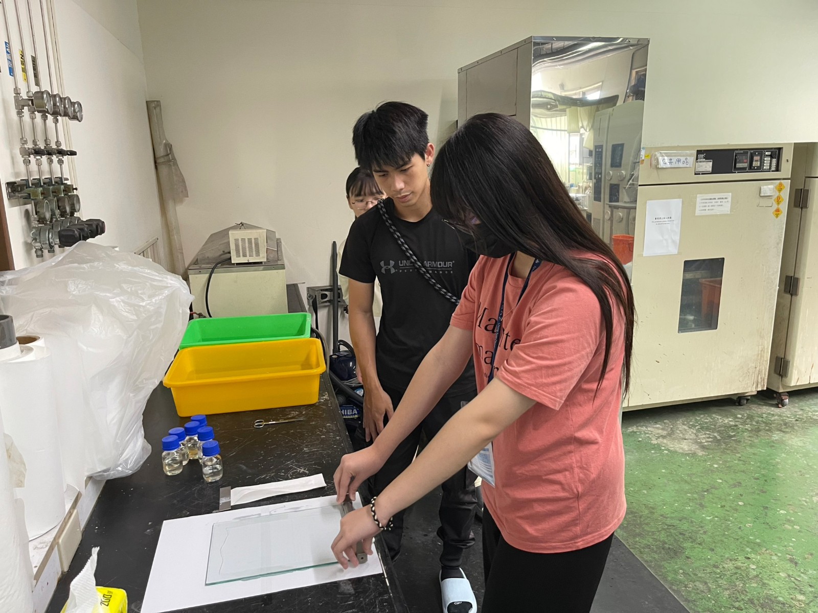 薄膜中心的蔡惠安老師引領著高中生們深入了解薄膜科技的各面向，以及相關產業的實際應用