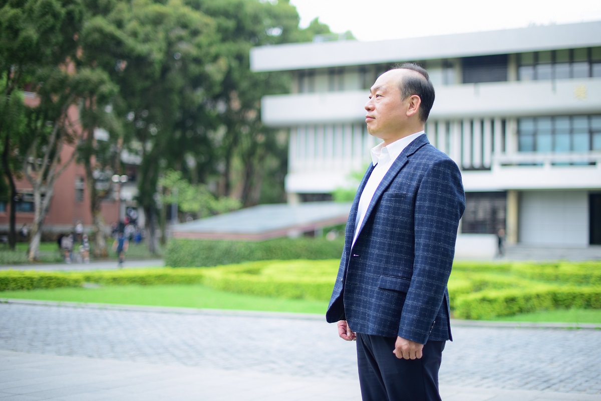 每天，秦漢忠從板橋開車往返上下班，願意日夜奔波兩地