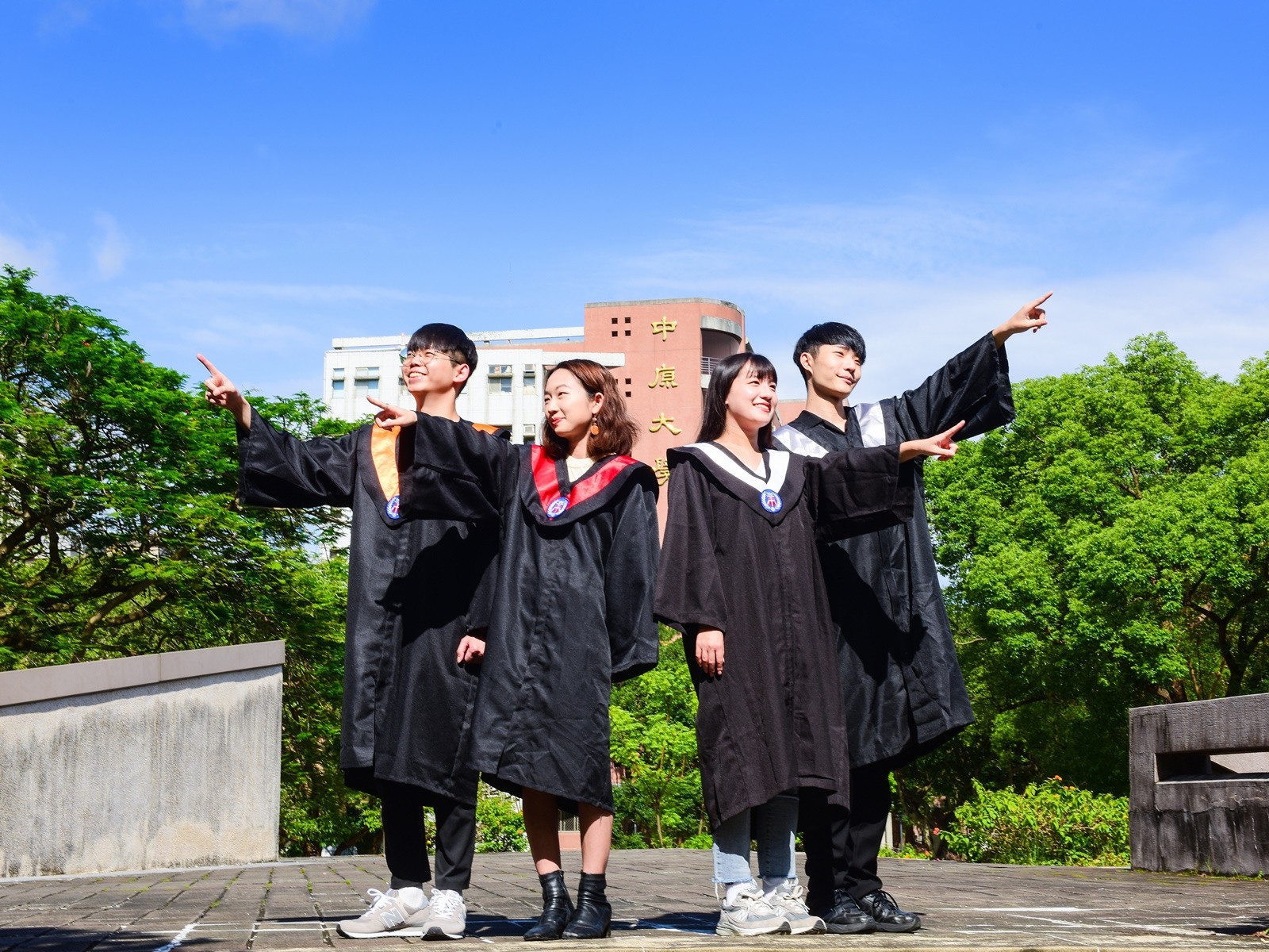 中原大學第64屆畢業典禮以「觸動無限‧乘夢翱翔 Dream on‧Reach the unreachable」為主軸