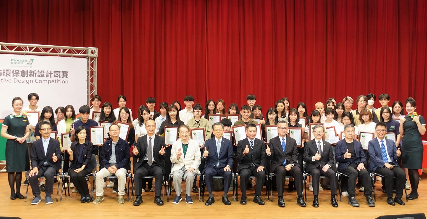 中原大學與長榮航空在設計學院前「楓香詩園」以實體航空貨櫃打造成迷你貨櫃屋市集，將近年來長榮航空與供應商共同開發的機上減塑服務用品展示於屋內