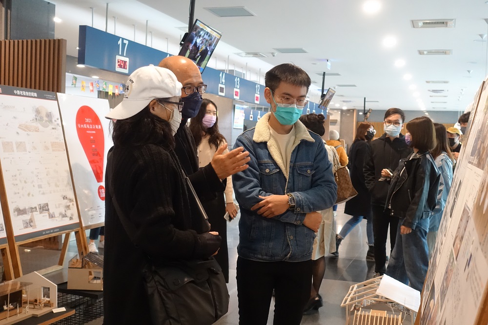 期望藉由設計校園內的老宿舍群，讓部分初來乍到中原的新鮮人對中原有多一些鏈結和歸屬感