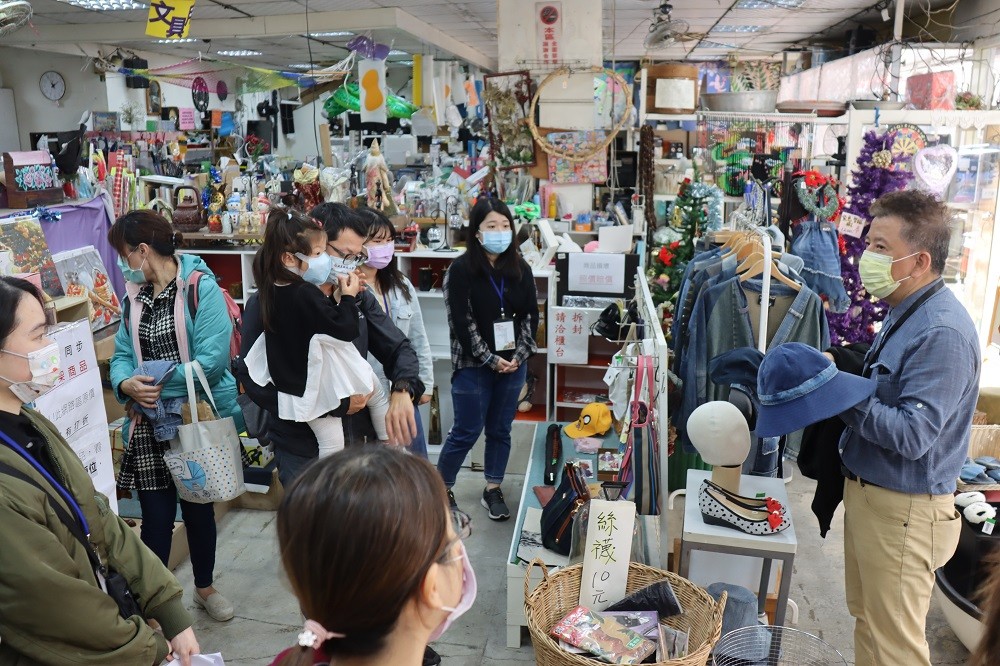 這間透過二手物品回收整理、修繕，成為永續環保再生商品販售，更創立再生木作及衣作自有品牌