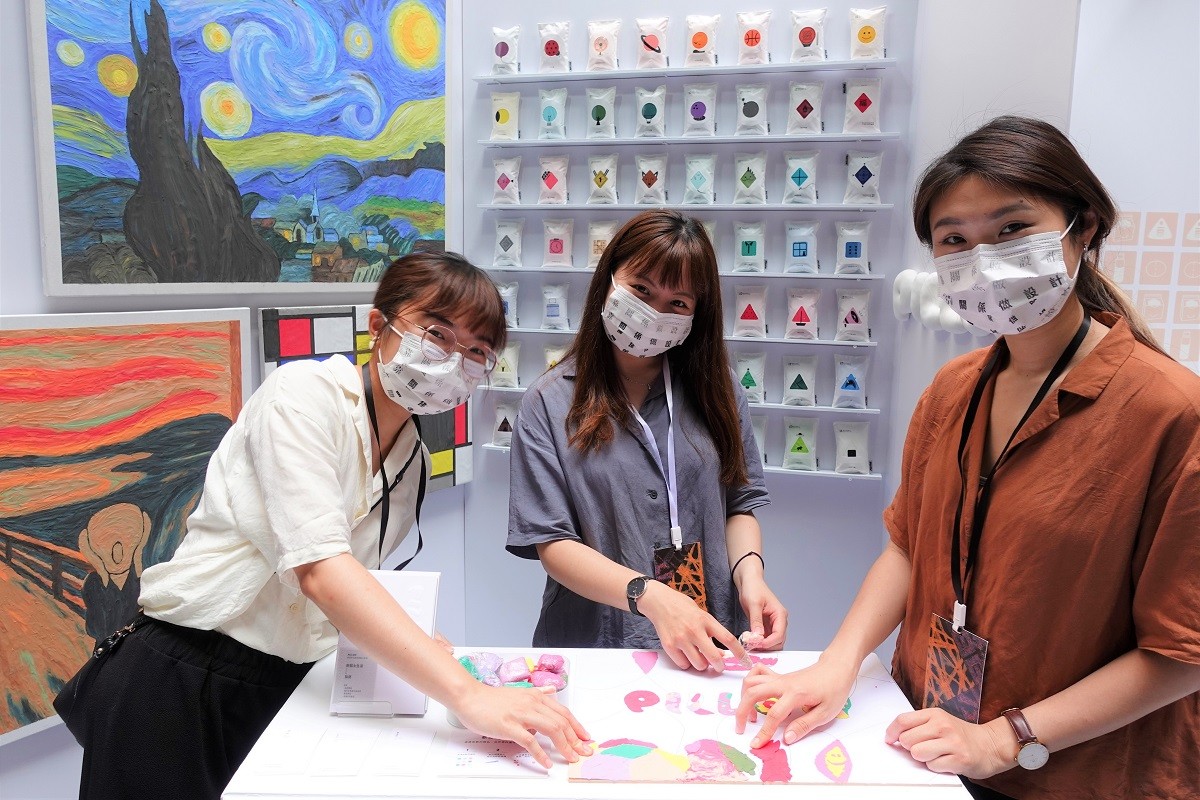 展覽貫徹「靠關係（防疫）做設計」的展場主軸，為大學四年留下毫不遺憾的青春！