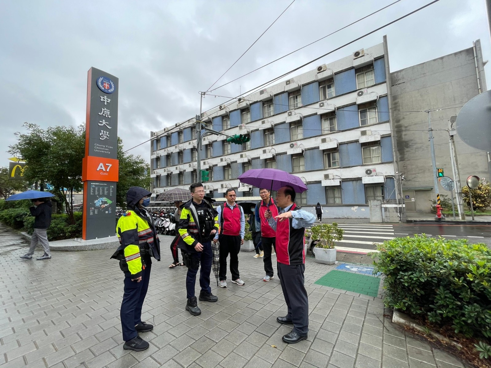 為建立教職員生夜間安全防衛意識，學校積極透過會議、信件及網路平台等各種方式，加強宣導夜間外出安全注意項。