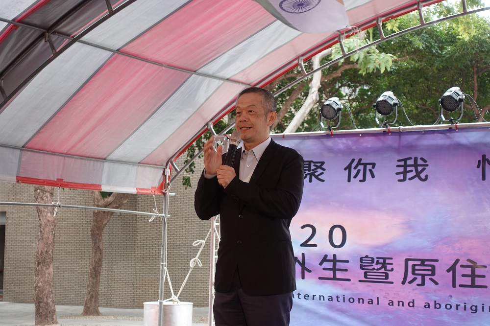 中原大學學務長陳冠宇看到現場同學不分國家一起齊心完成「境外生暨原住民文化週」也為之讚賞！