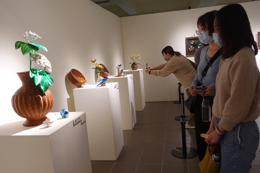 每件纏花作品須從繪製紙型開始，先將繡線分線、接著纏繞紙型