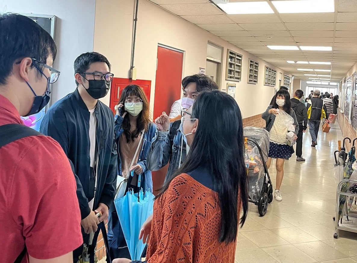陰雨濛濛的天氣絲毫不減校友返校的熱情