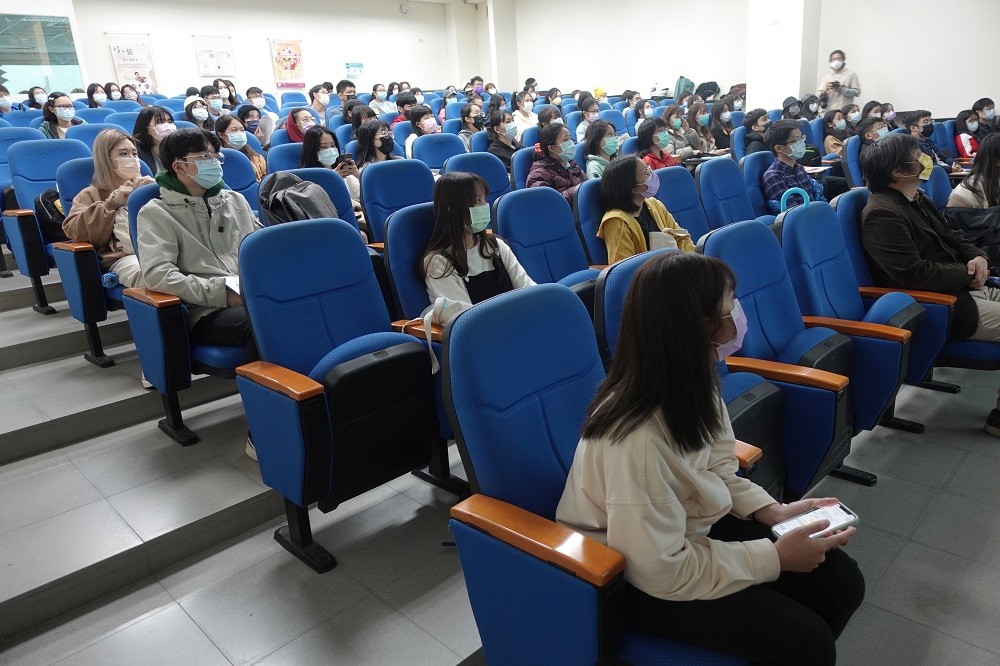 鄒老師提醒用心觀察周遭像是捷運、運動中心、觀光景點英文標語，有助於生活上的運用。