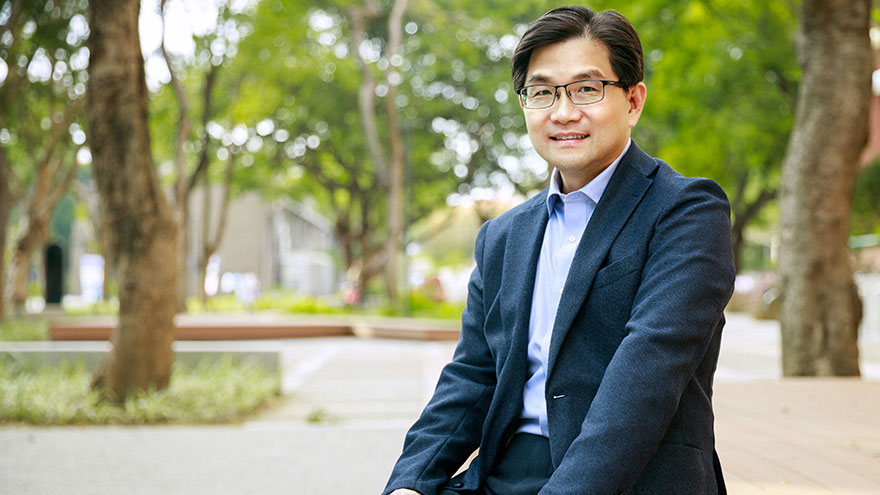 「考卷只是一時分數，能力才能帶著走」中原大學主任秘書吳肇銘說，中原大學「全人教育」，培育學生充分結合科技與人文，然後造福人群