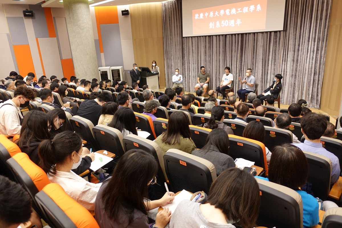 「跨世代對話論壇」則邀請75級、94級系友與在場學弟妹進行對談。