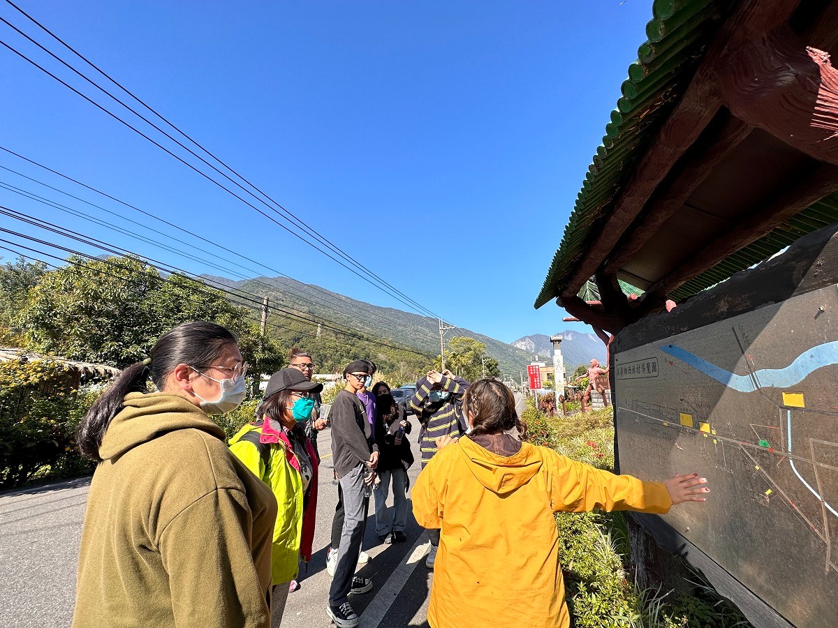 走過石地、林間、河邊與田中，從在地生活認識部落裡有許多創意與技能的族人，看見他們為種植作物、陶瓷藝術等地方創生而努力覺得感動不已。