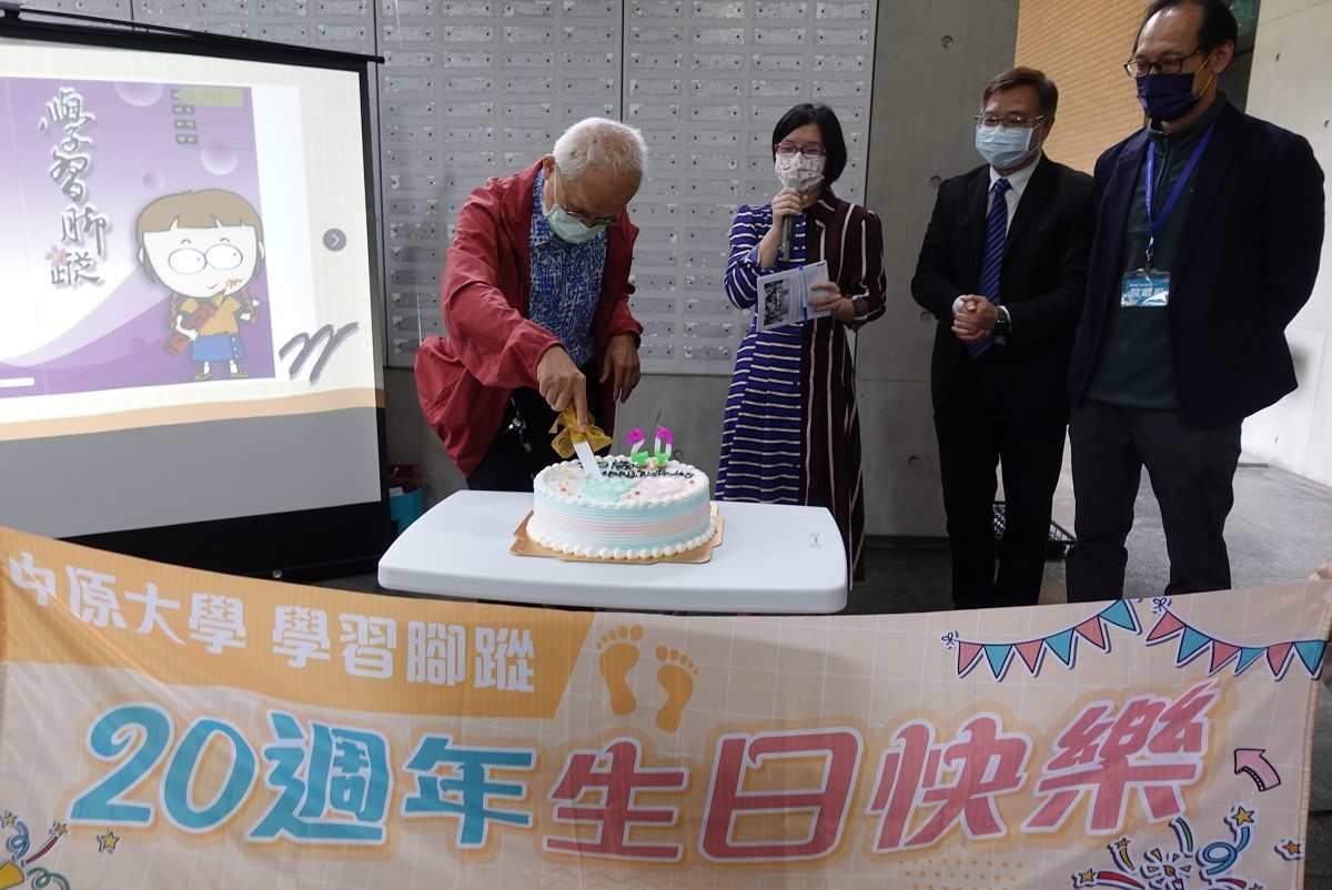 幕後功臣王晃三老師與現場校友師生相約十年再聚首中原，也期許再造20載的溫馨伴讀。