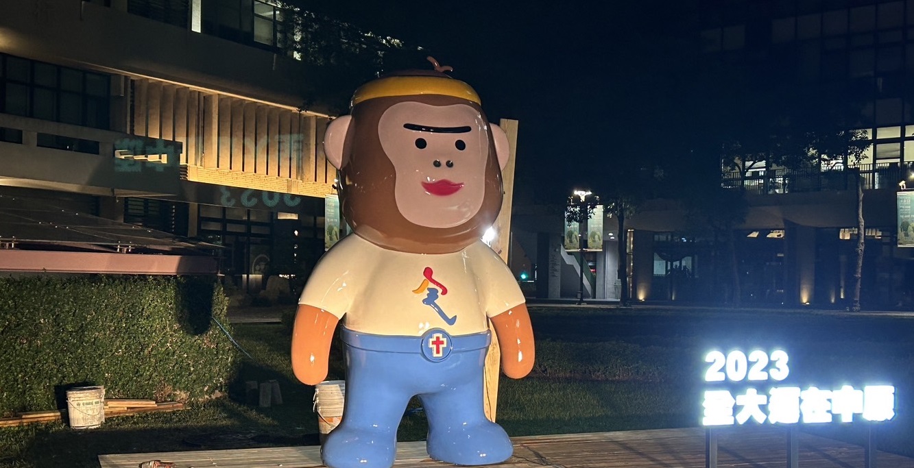 2米5高的實體版設置在行政大樓前五環花園前迎賓，吸引不少校友偕家人、師生駐足拍照留念。