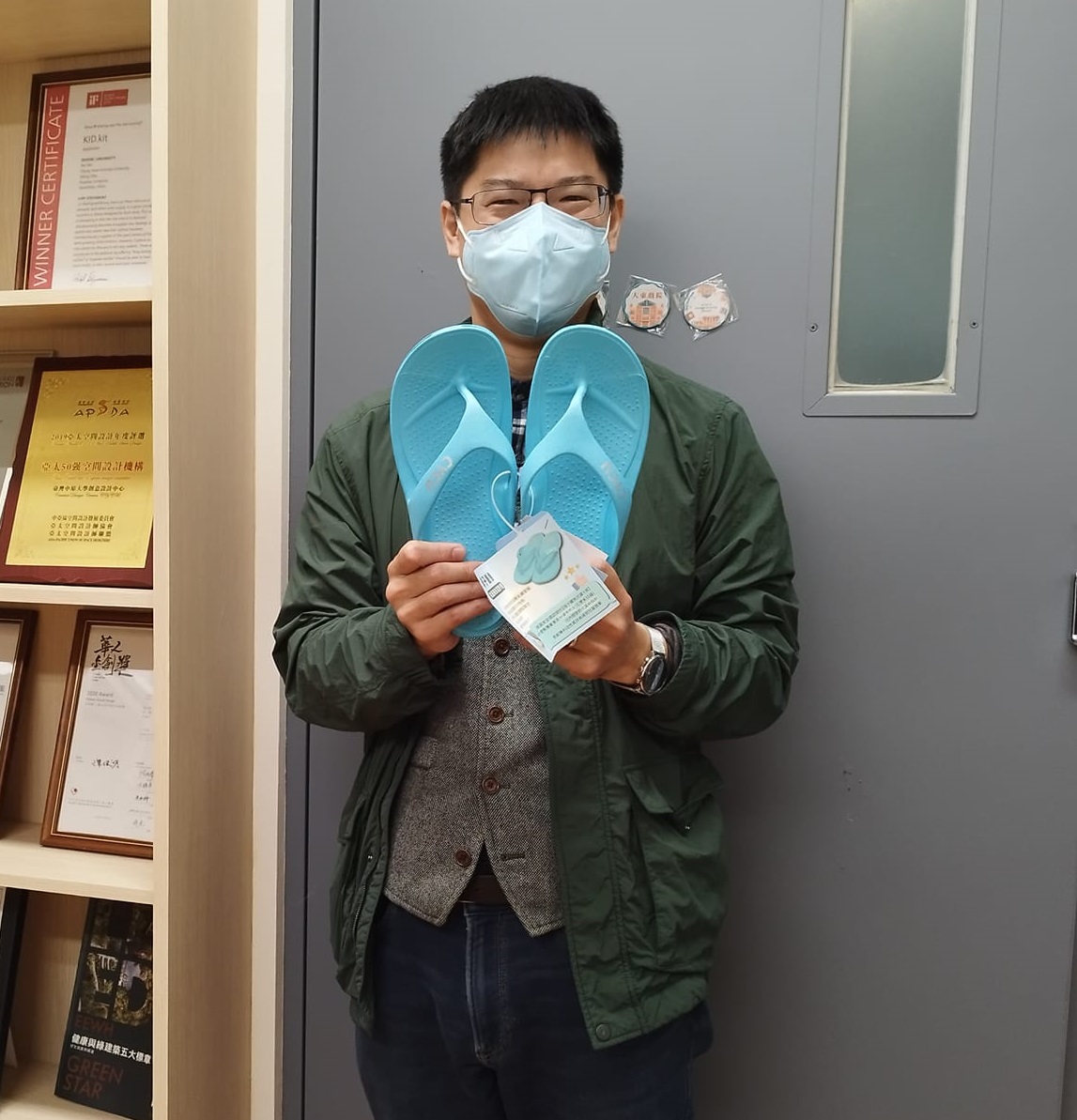 中原大學重視ESG永續發展，今年校友返校禮，特別選用環保材質、具有國家金選認證的「母子鱷魚拖鞋」。