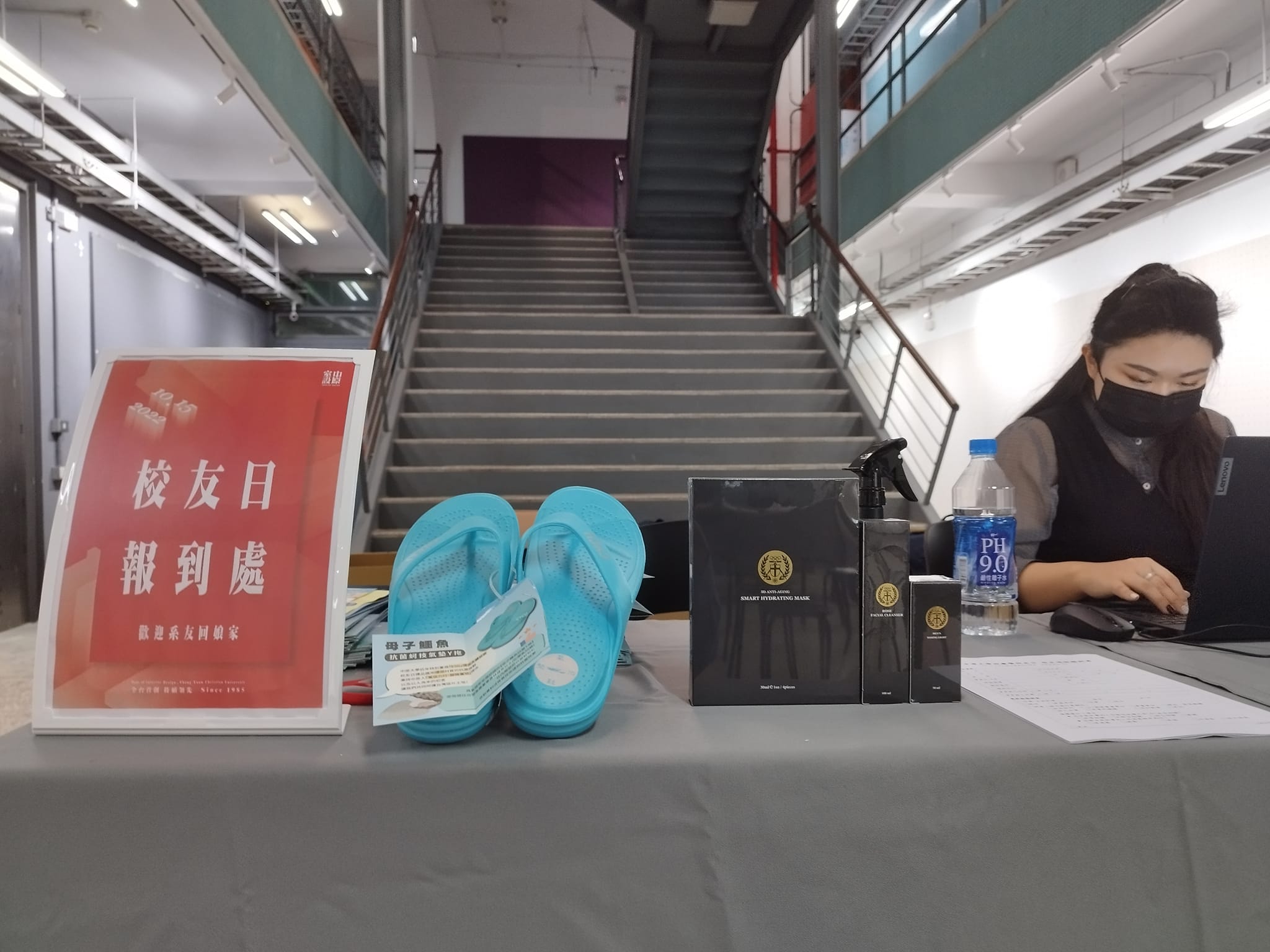 由台塑集團董事長林健男校友(化學系55級)任內研發的抗菌蚵殼粉、首創專利活氧技術所製成。