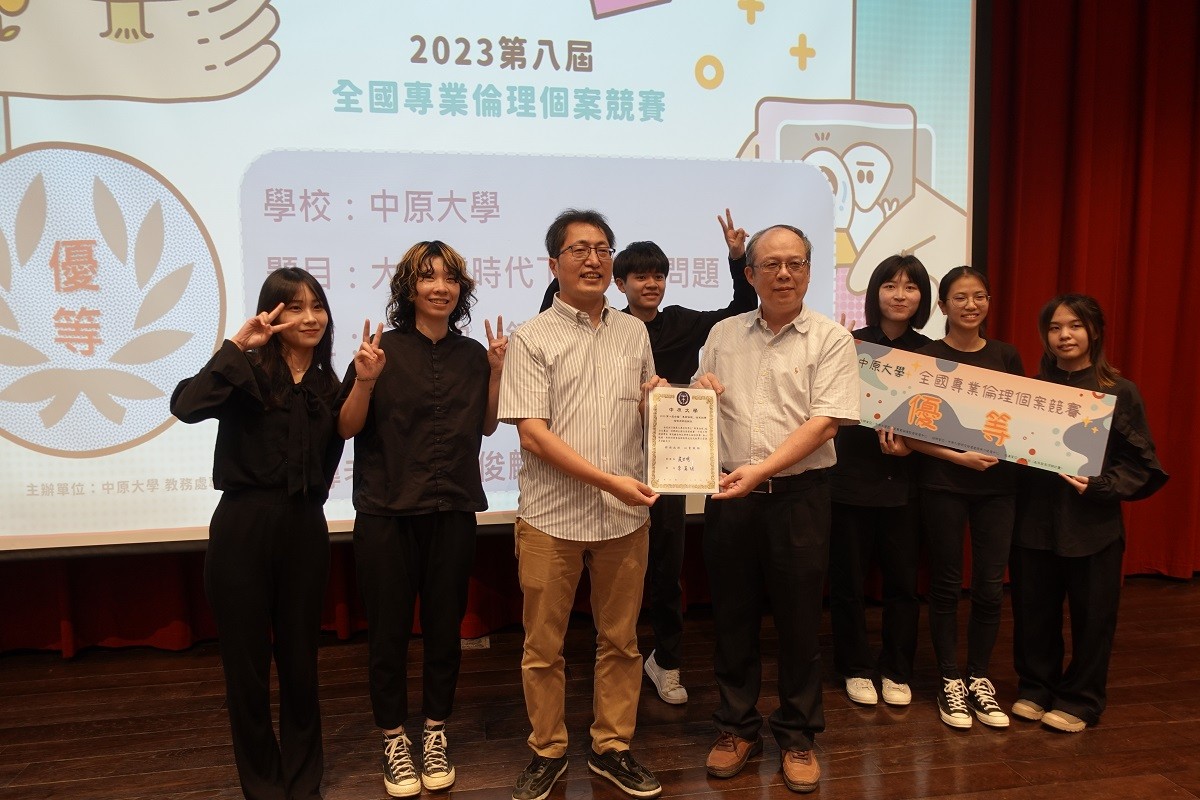 中原建築系葉俊麟老師則帶領學生探討科技帶來的資安問題，在確保生物辨識技術複層把關下，創造完善安全的資安環境。