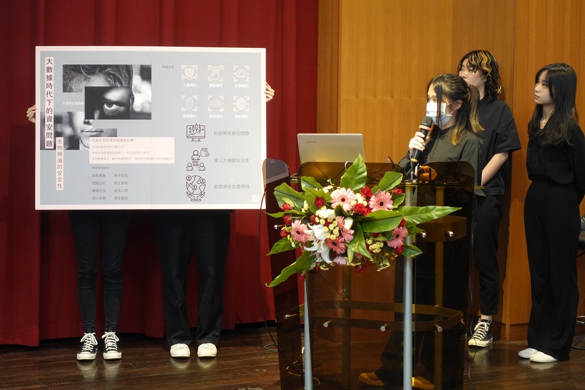 中原商設系邵昀如老師從「AI繪圖作品參加美術展獲得首獎」為題，引導學生深度思考、精進創新能力