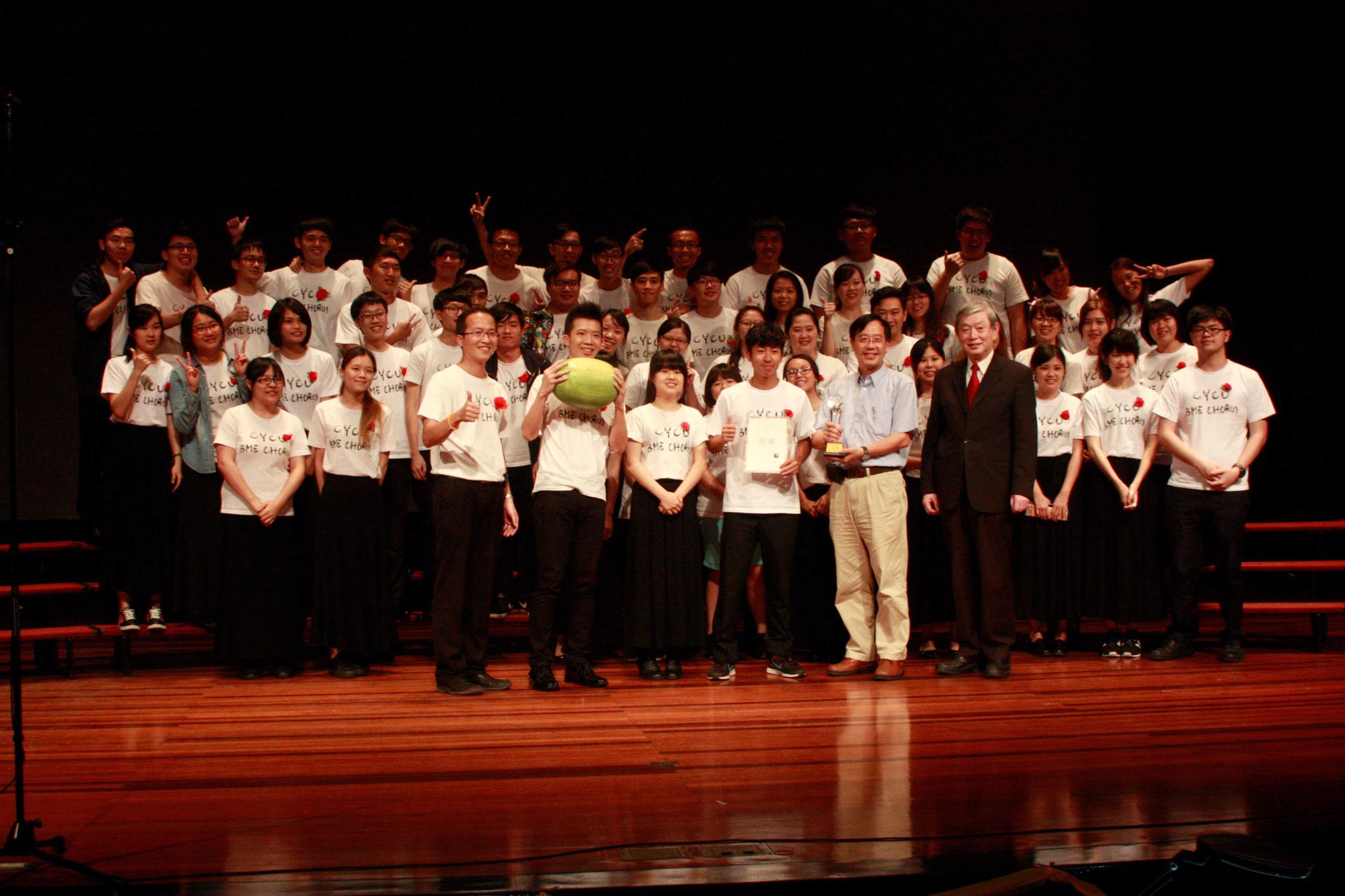 (圖)還是大學新鮮人的林政鞍跟著合唱團學長姊及教職員一起登上國家音樂廳舞台