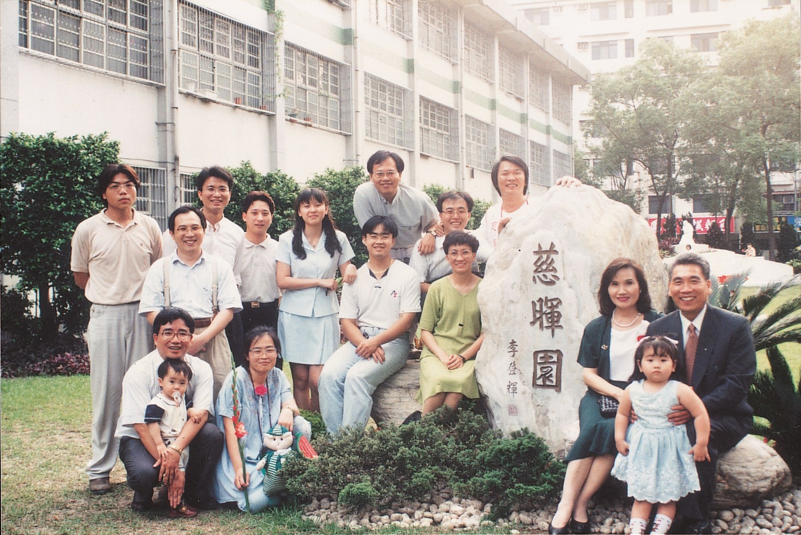 (圖)在母親80大壽生日宴上，林長勲宣布捐出一千萬元成立財團法人慈暉文教基金會，表達身為子女對母親慈愛的感謝