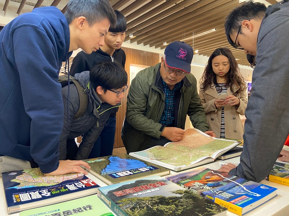 帶著學弟妹一步一腳走訪台灣土地、出版「台灣地理人文全覽圖」、「台灣百岳全集」打造地圖王國。